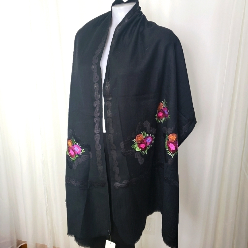 Cära NY Black Wool Floral Boho- Chic Embroidered Scarf Shawl Pink Purple